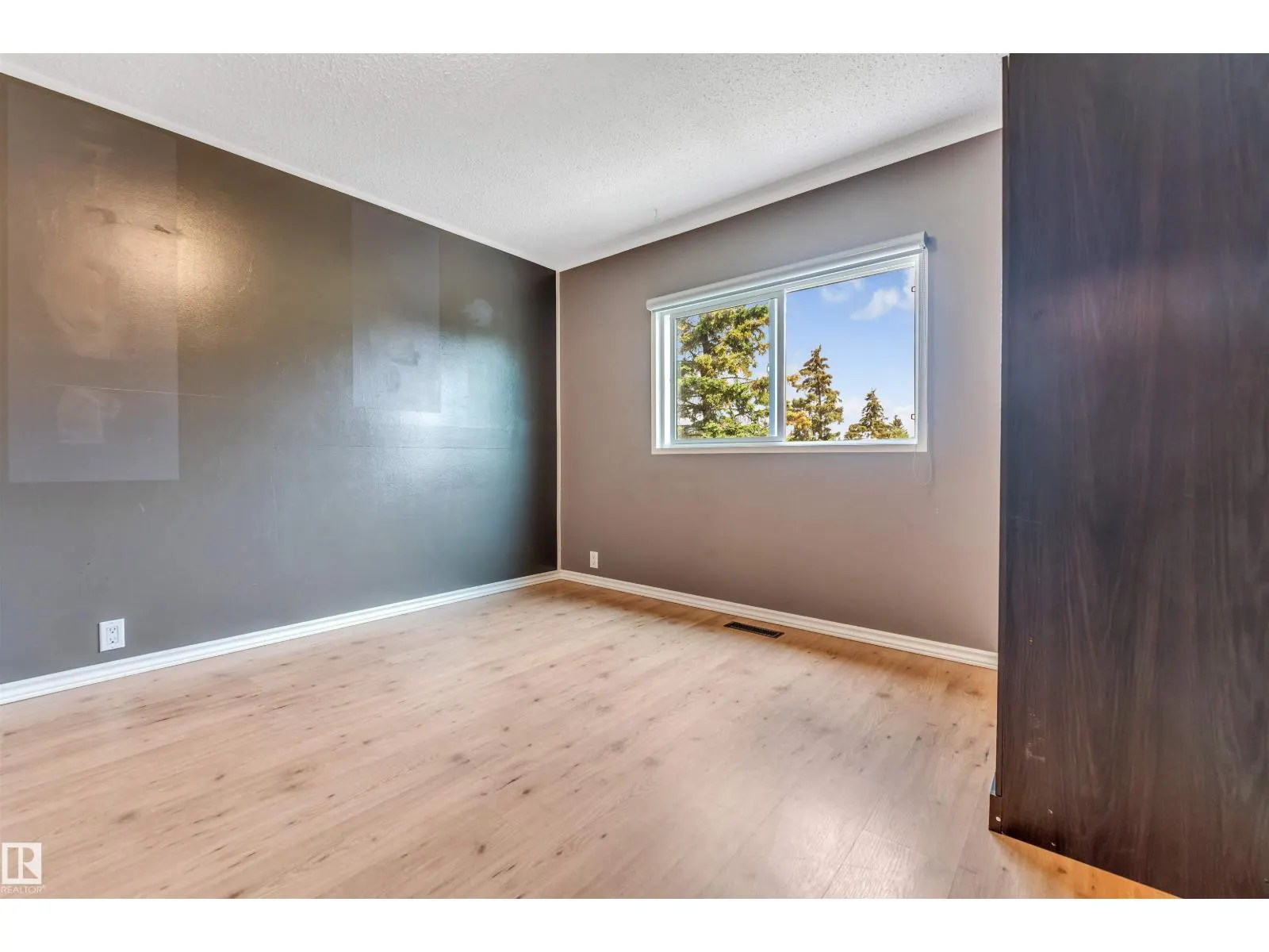 1303 37 ST NW