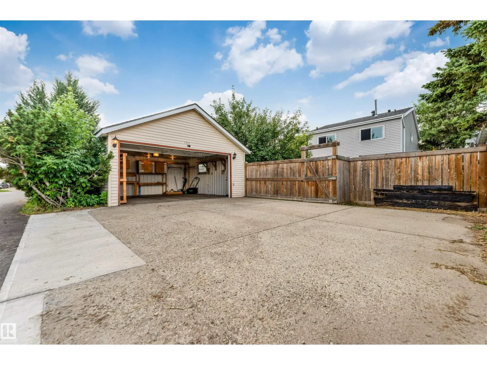 1303 37 ST NW