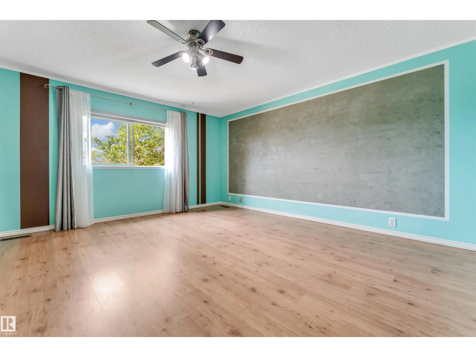 1303 37 ST NW