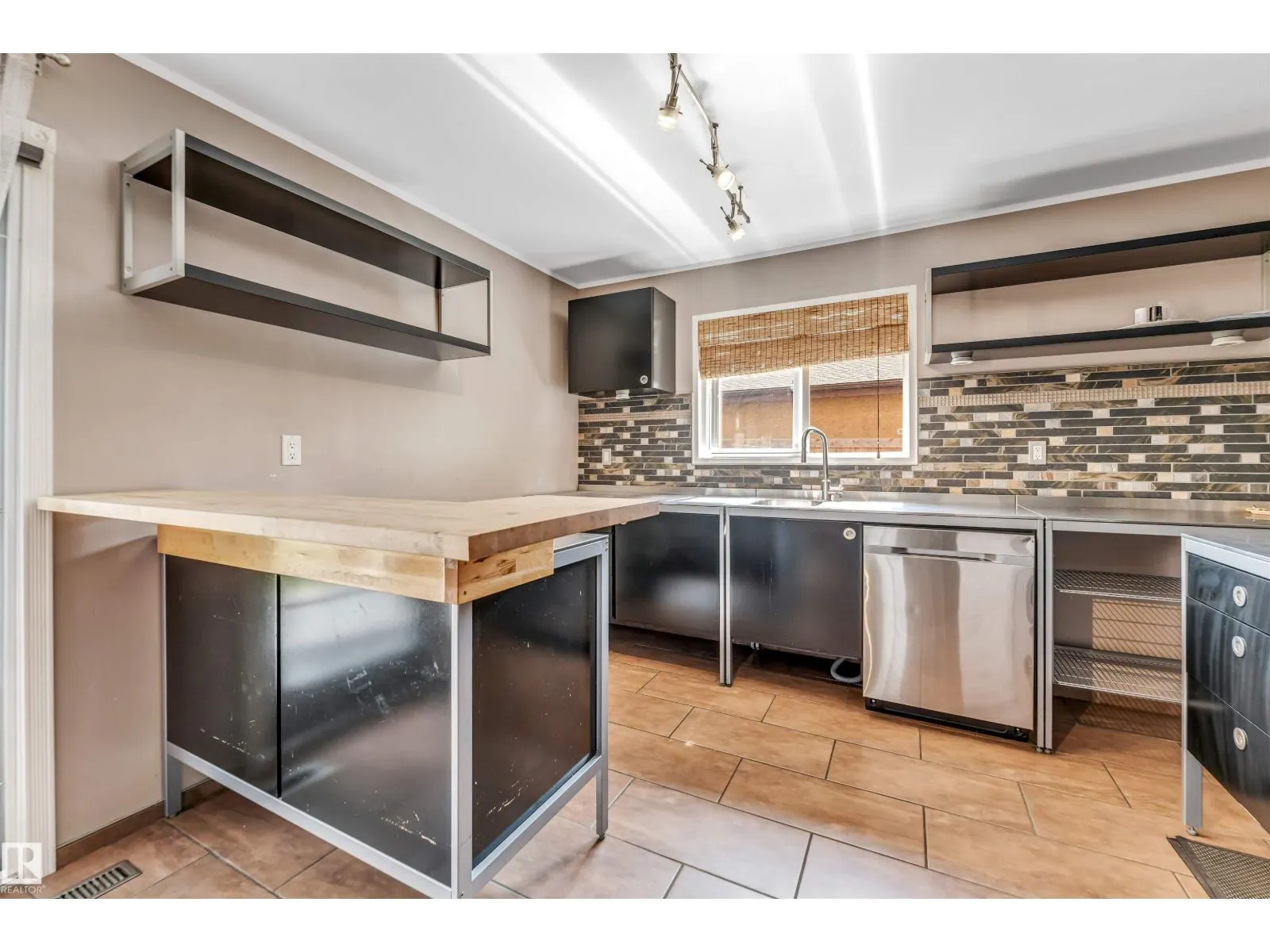 1303 37 ST NW