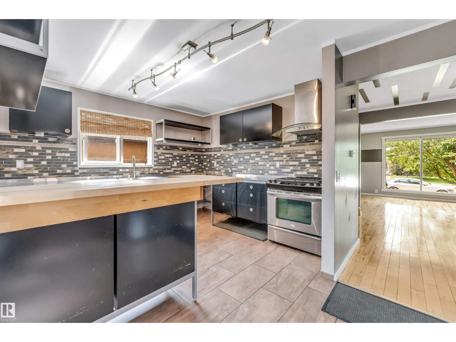 1303 37 ST NW