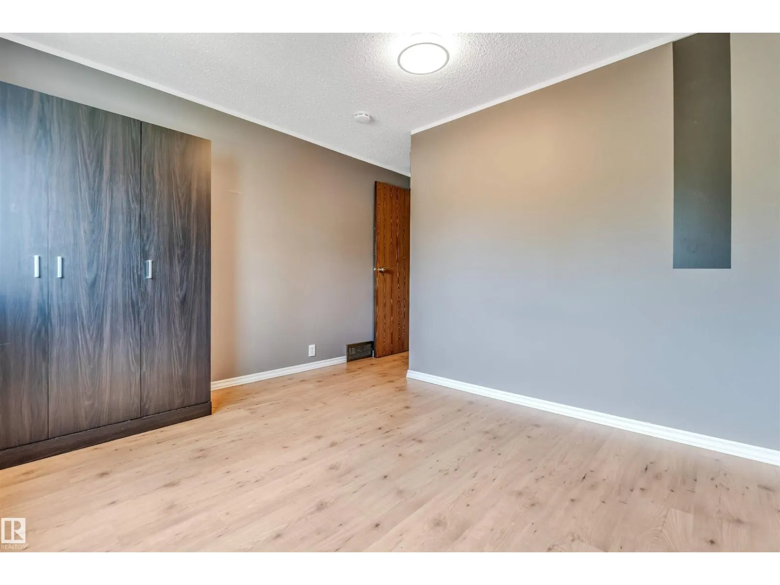 1303 37 ST NW