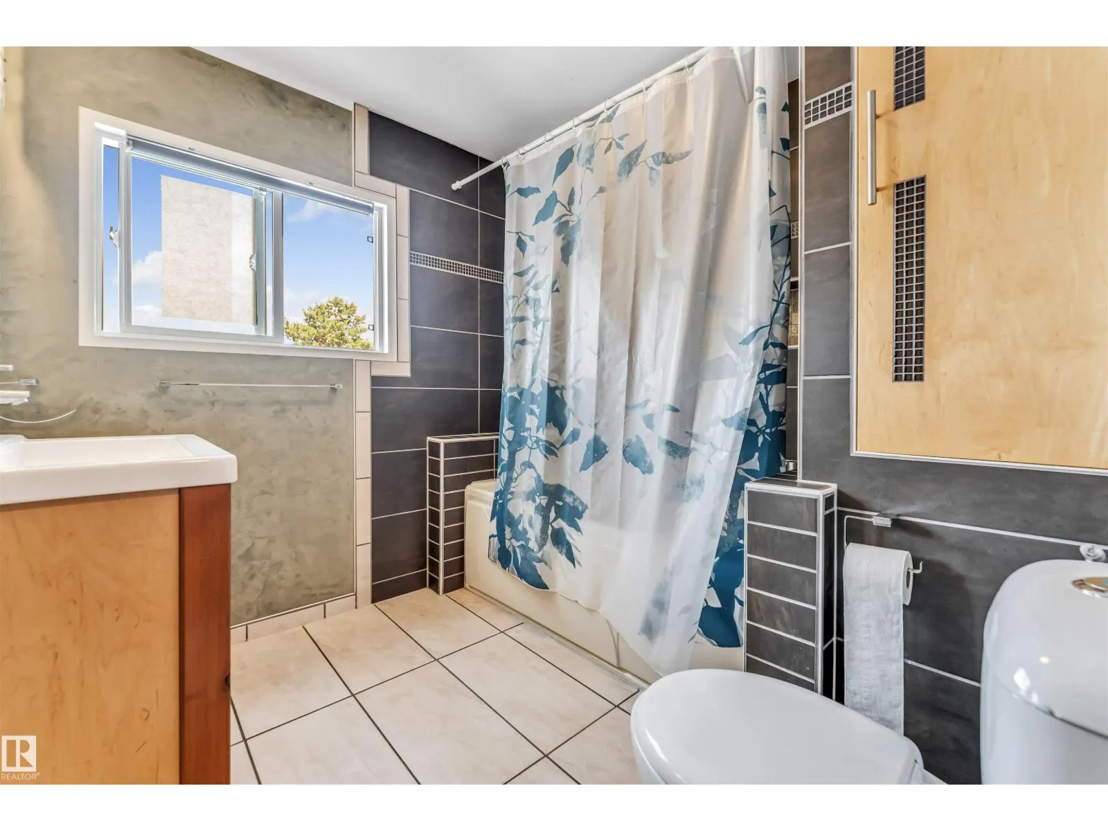 1303 37 ST NW