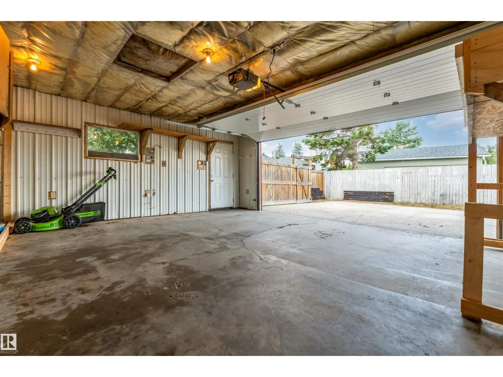 1303 37 ST NW