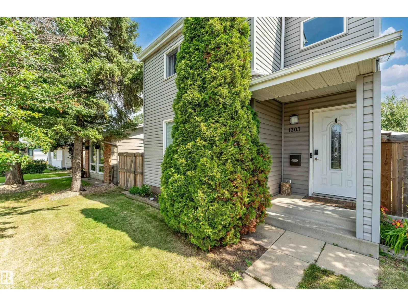 1303 37 ST NW