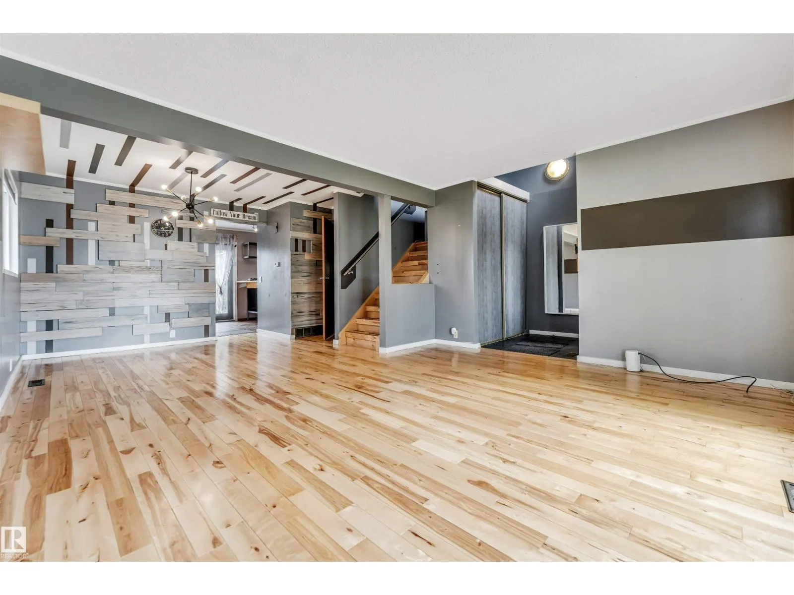 1303 37 ST NW