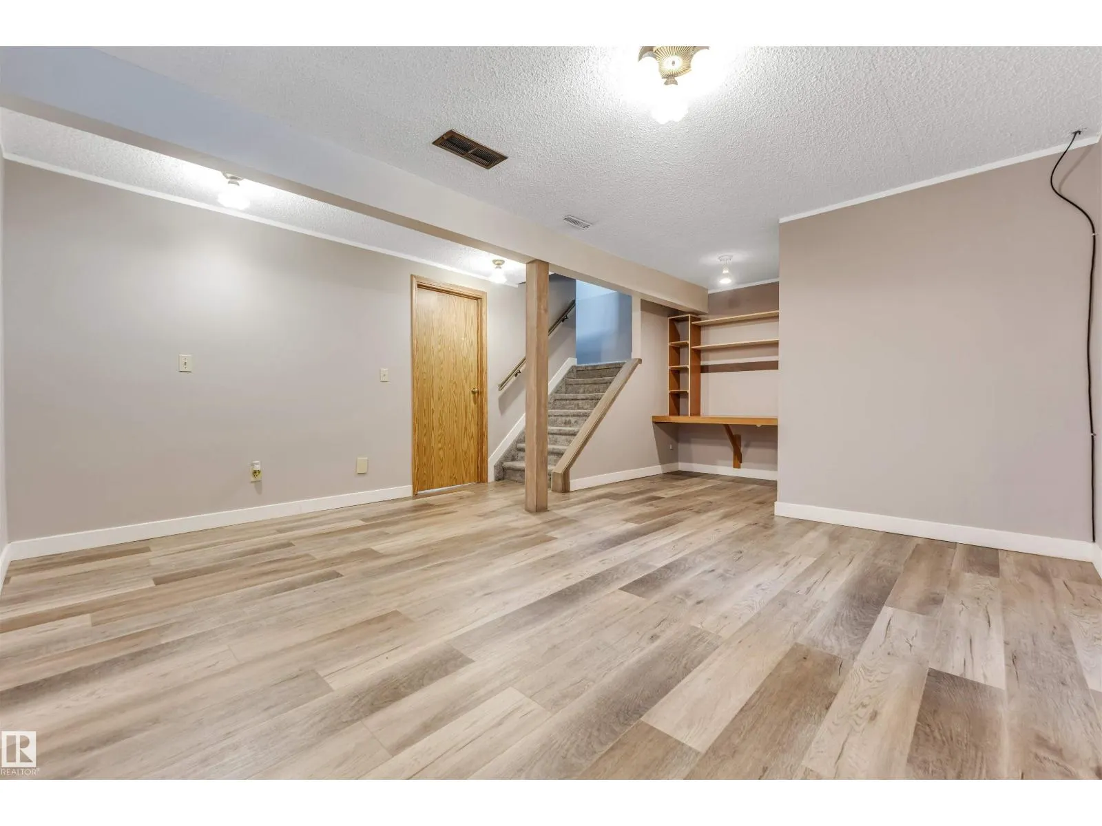 1303 37 ST NW