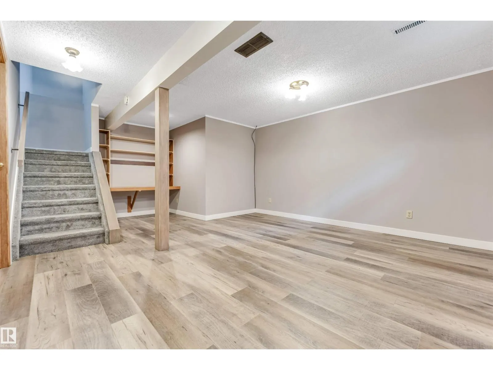 1303 37 ST NW