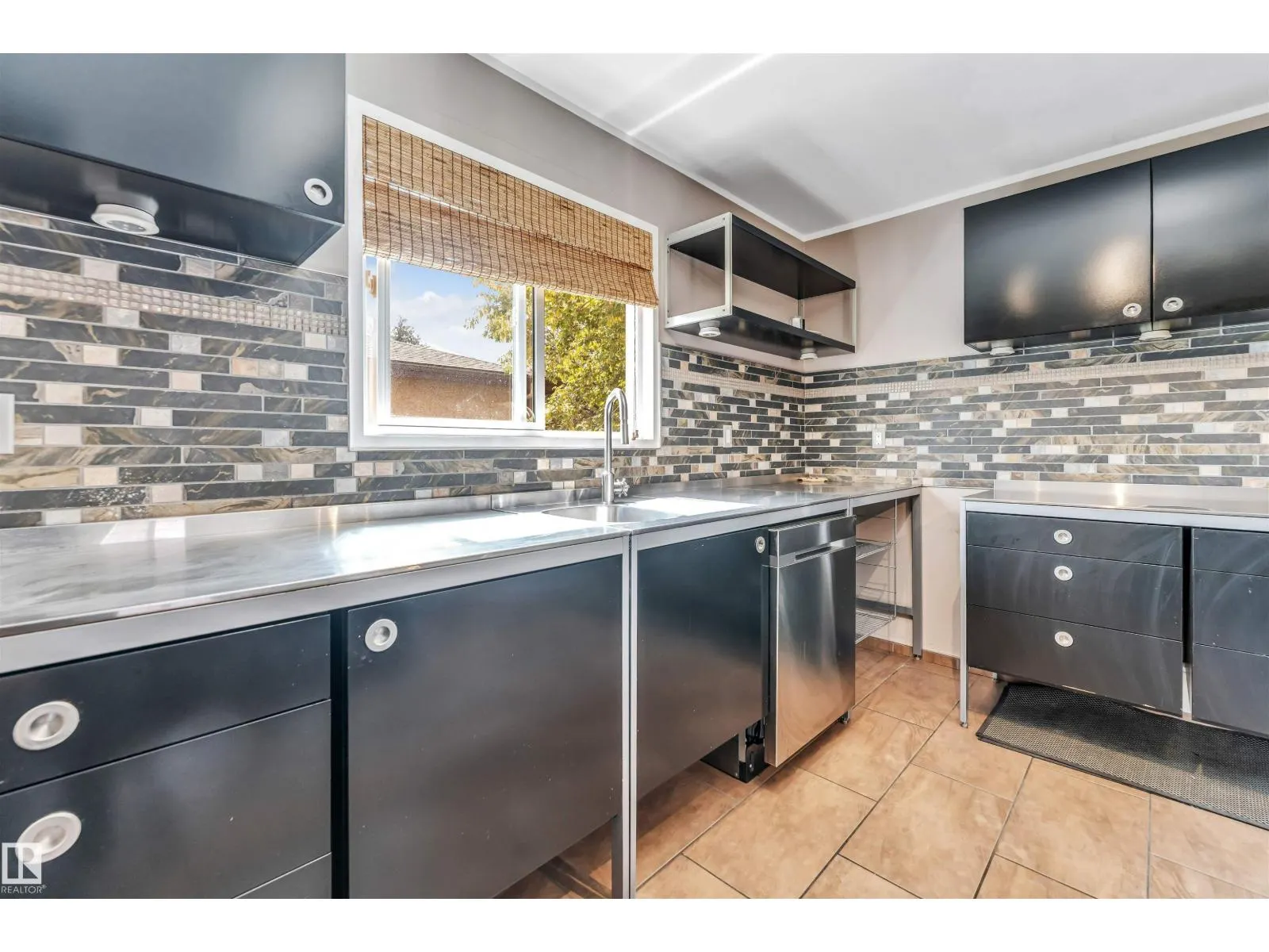 1303 37 ST NW