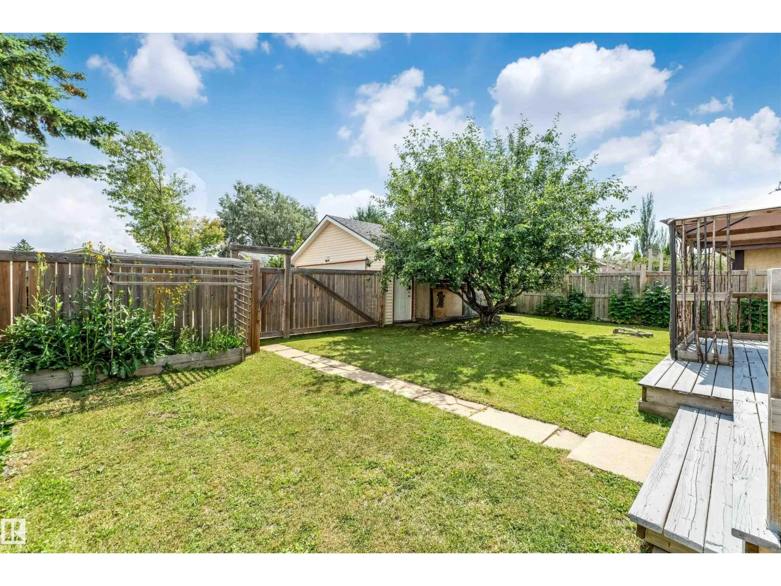 1303 37 ST NW