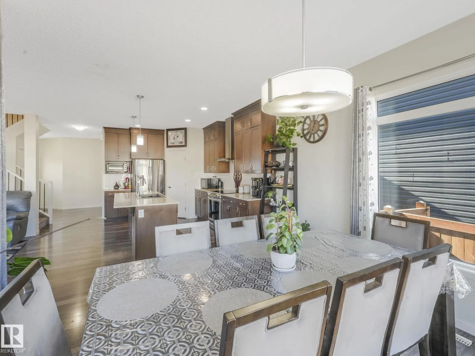 1224 25 AV NW