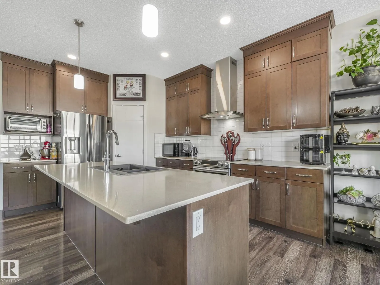 1224 25 AV NW