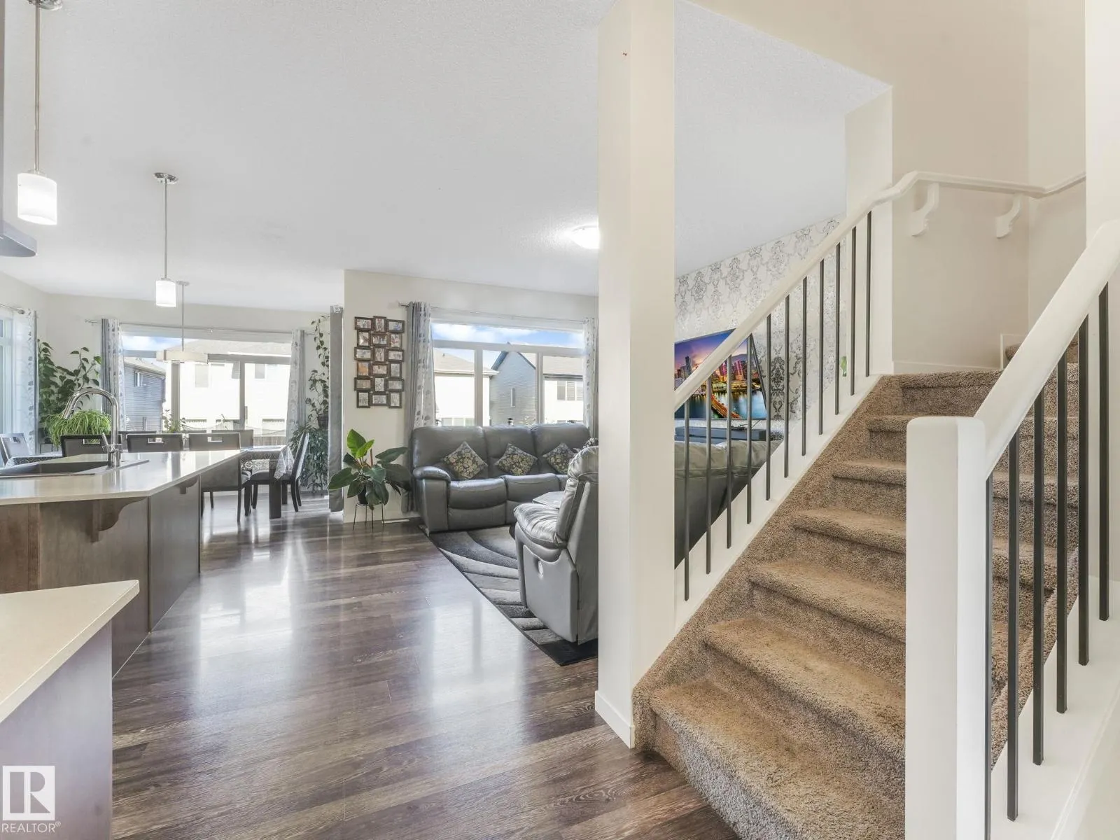 1224 25 AV NW