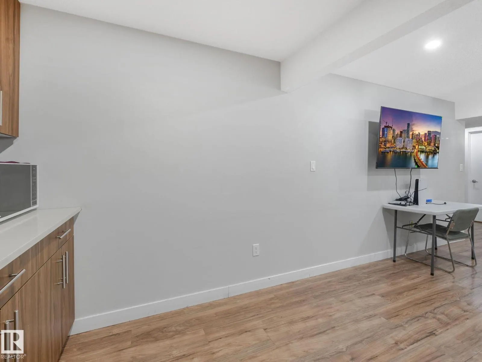 1224 25 AV NW