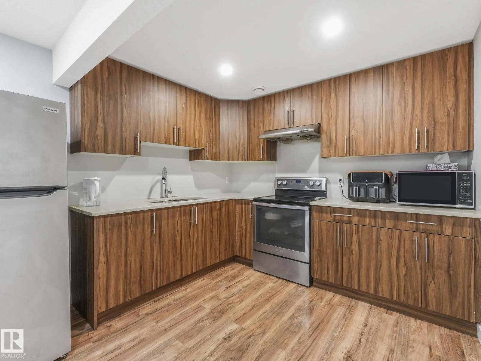 1224 25 AV NW