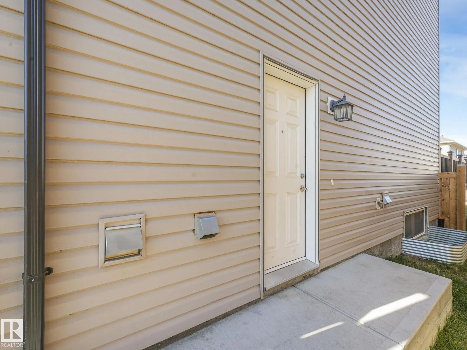 1224 25 AV NW