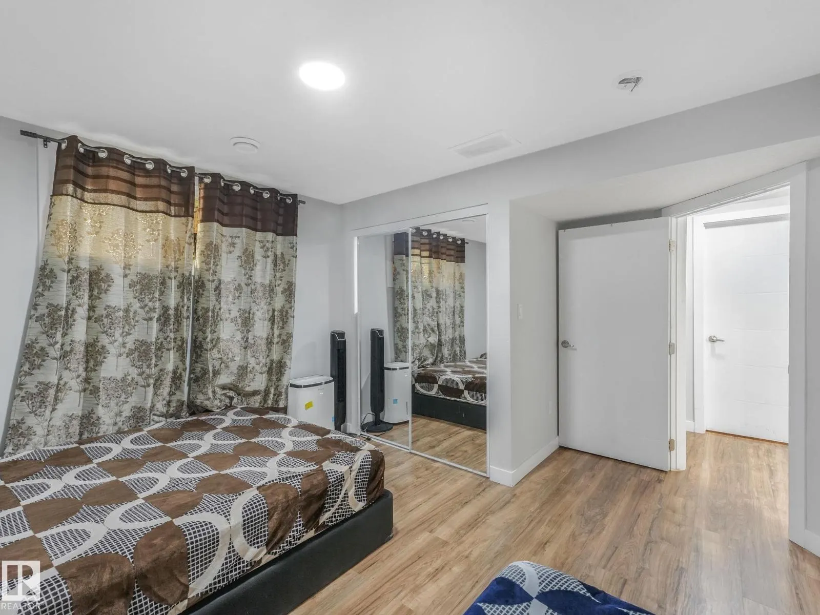 1224 25 AV NW