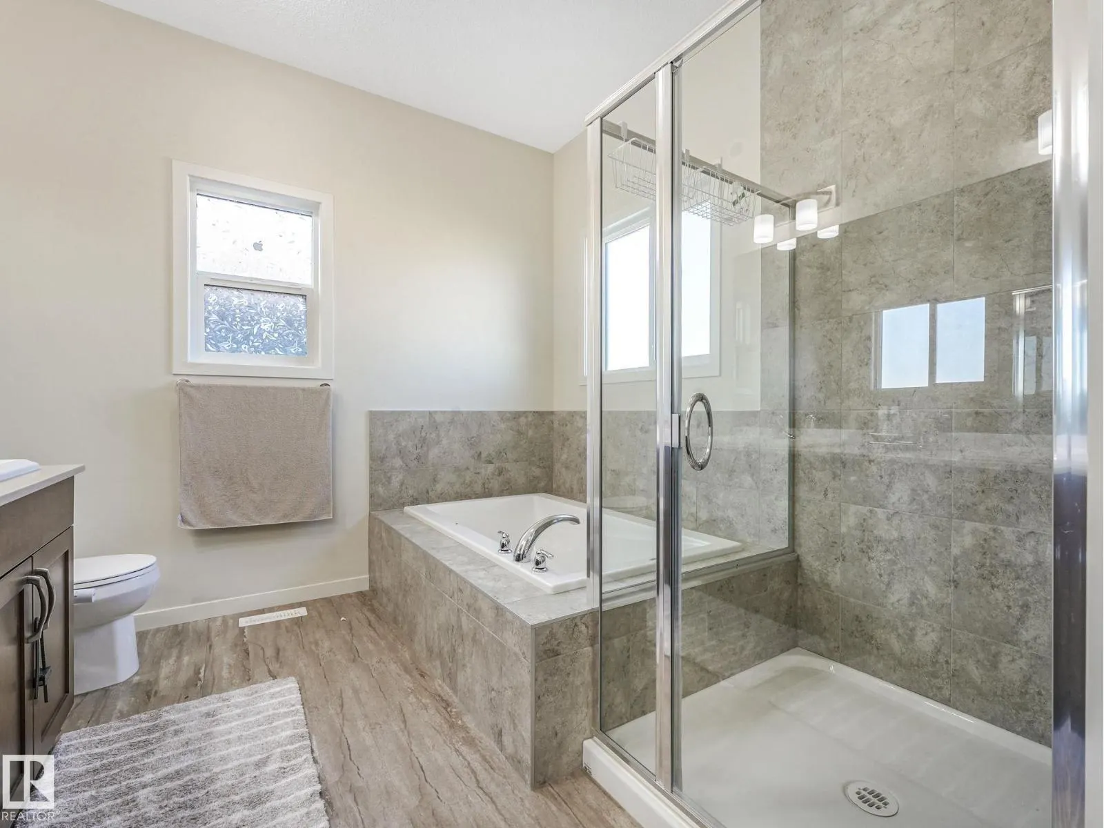 1224 25 AV NW