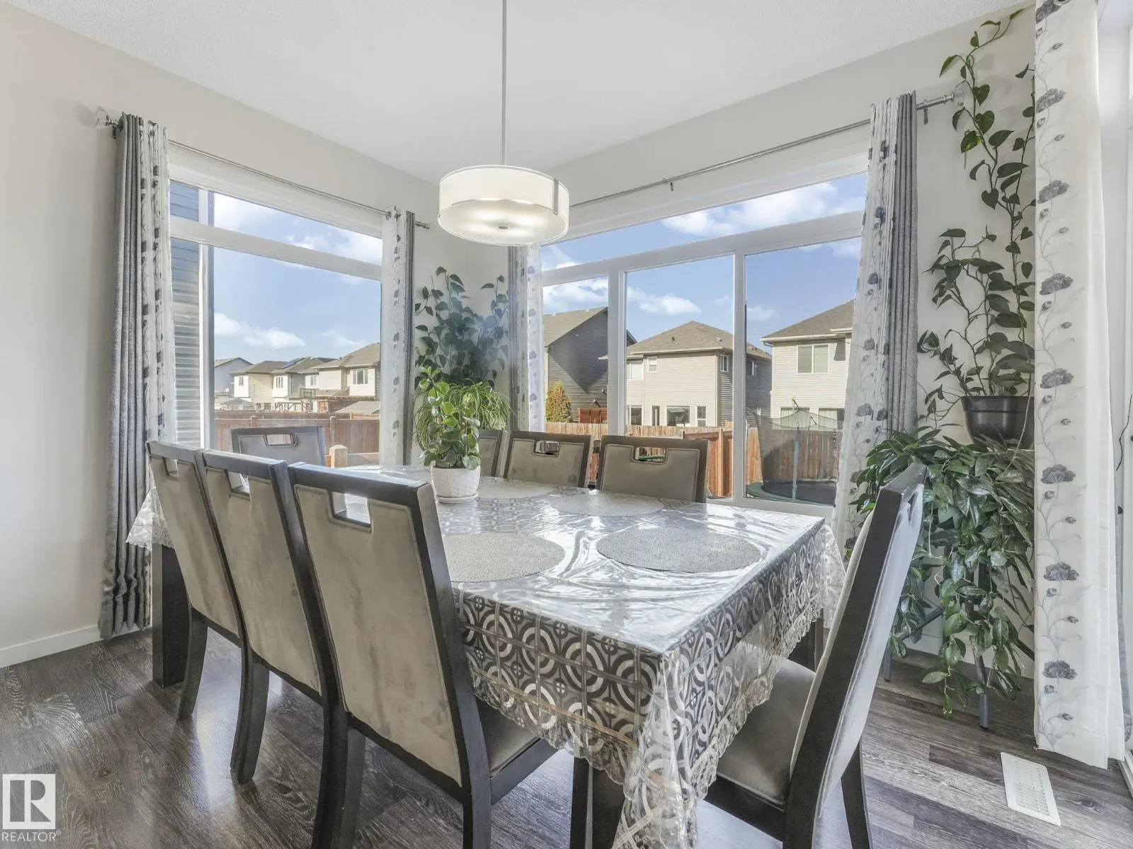 1224 25 AV NW