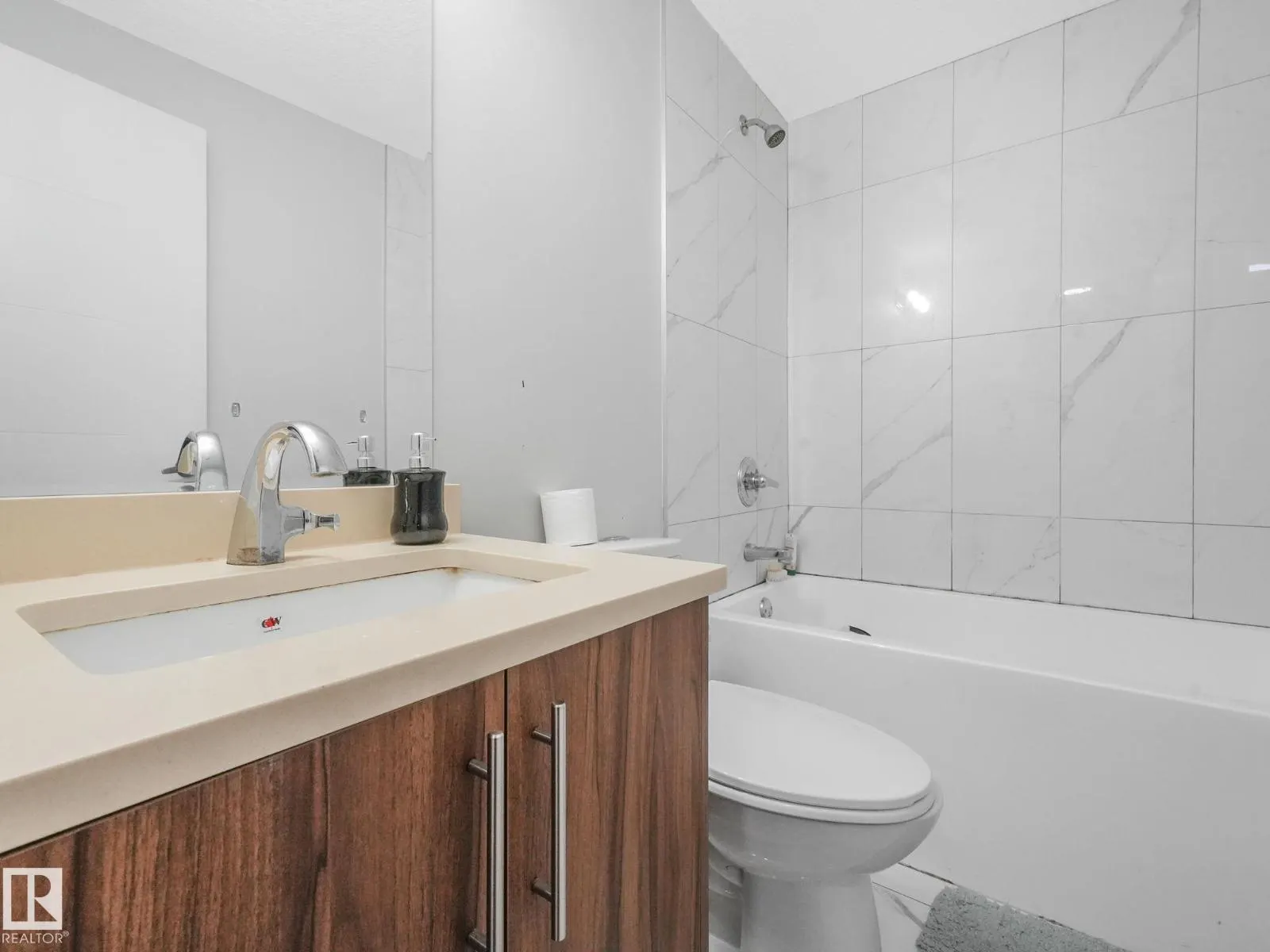 1224 25 AV NW