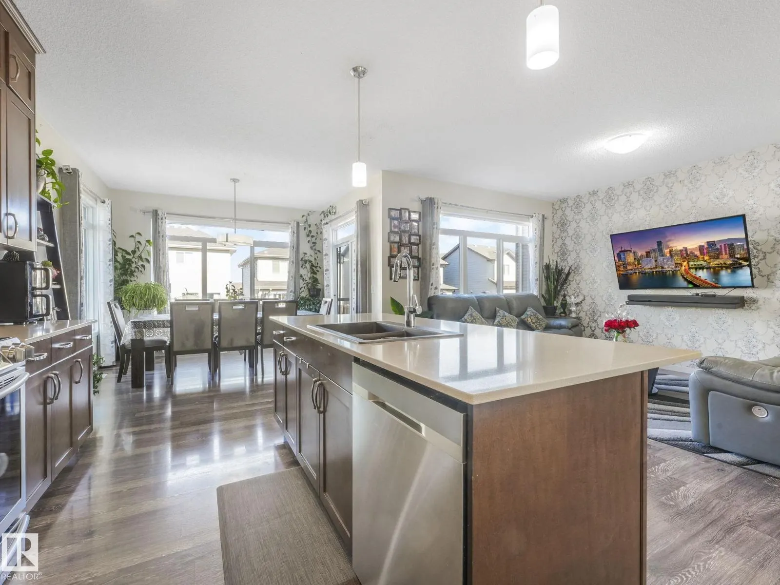 1224 25 AV NW