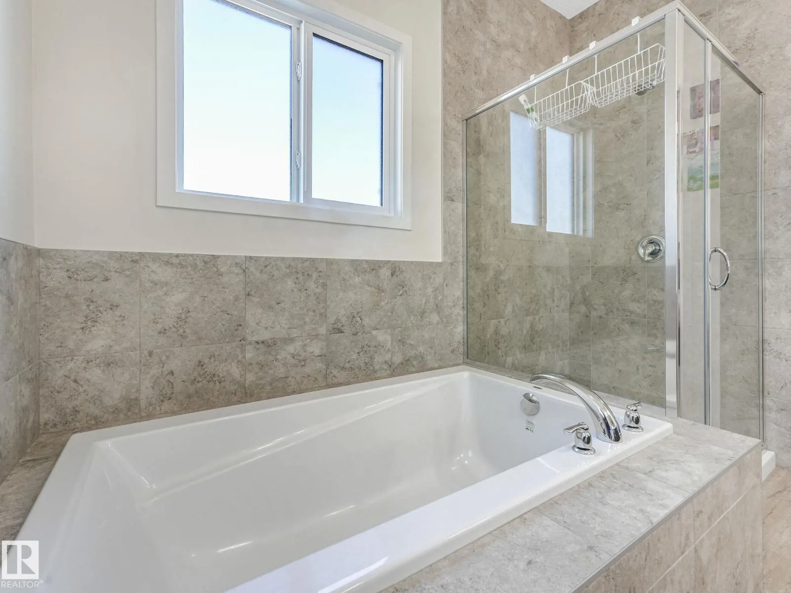 1224 25 AV NW
