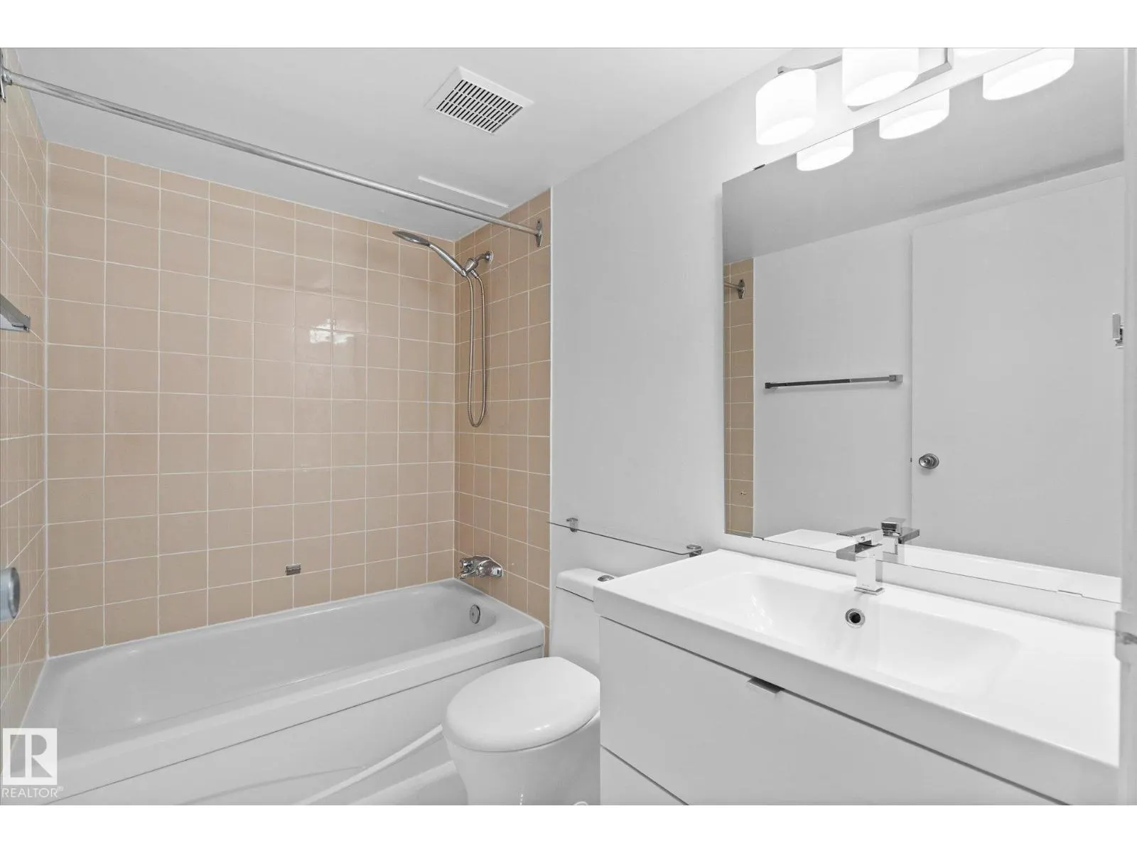 #104 10175 114 ST NW