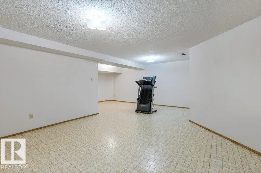 10646 153 AV NW
