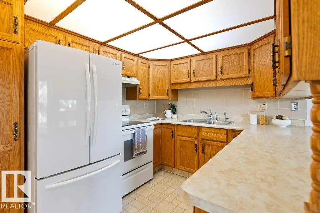 10646 153 AV NW