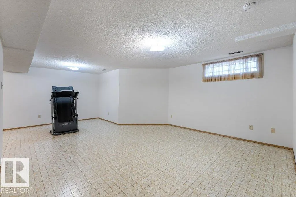 10646 153 AV NW