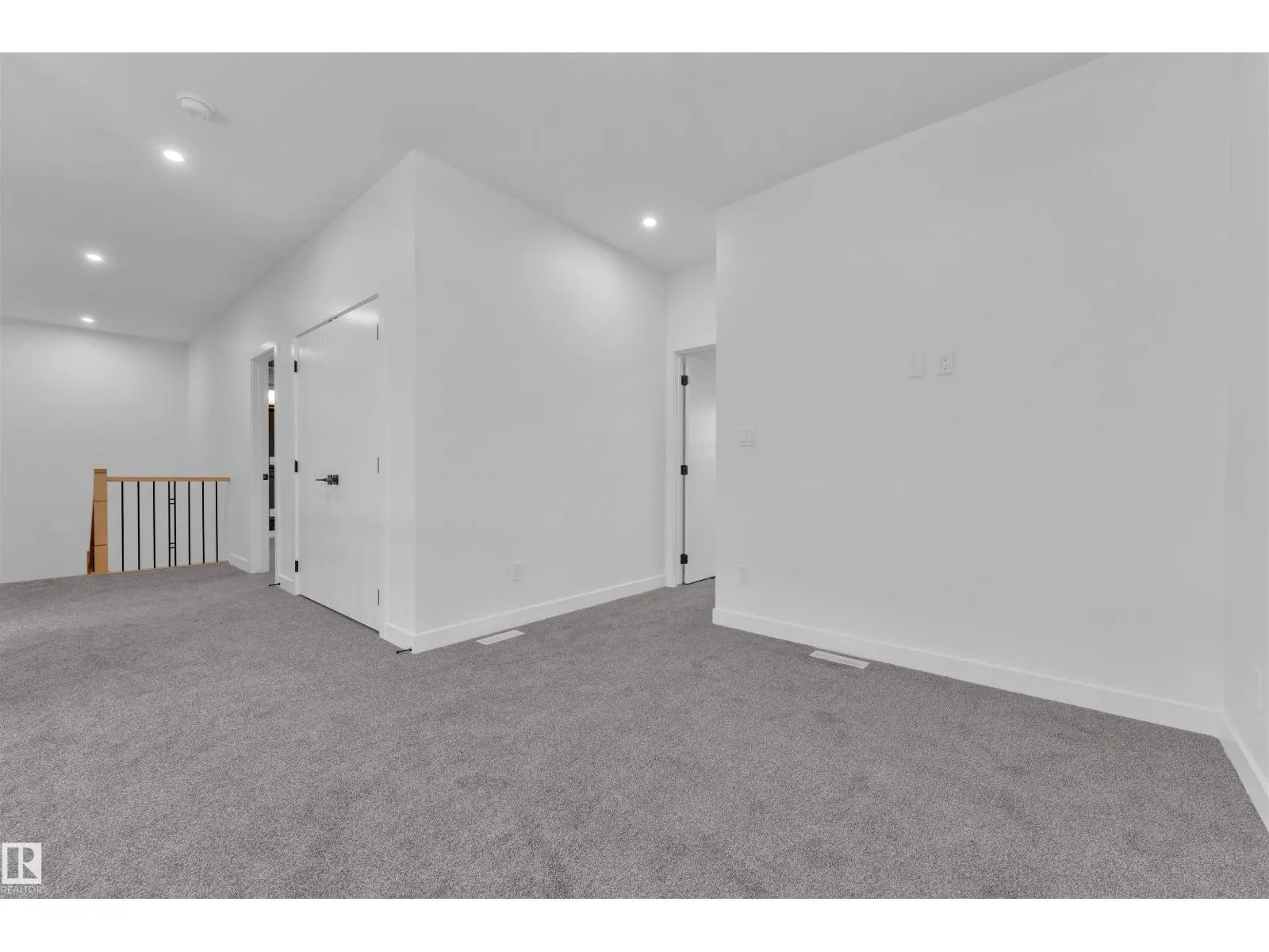 48 HAZELWOOD LN