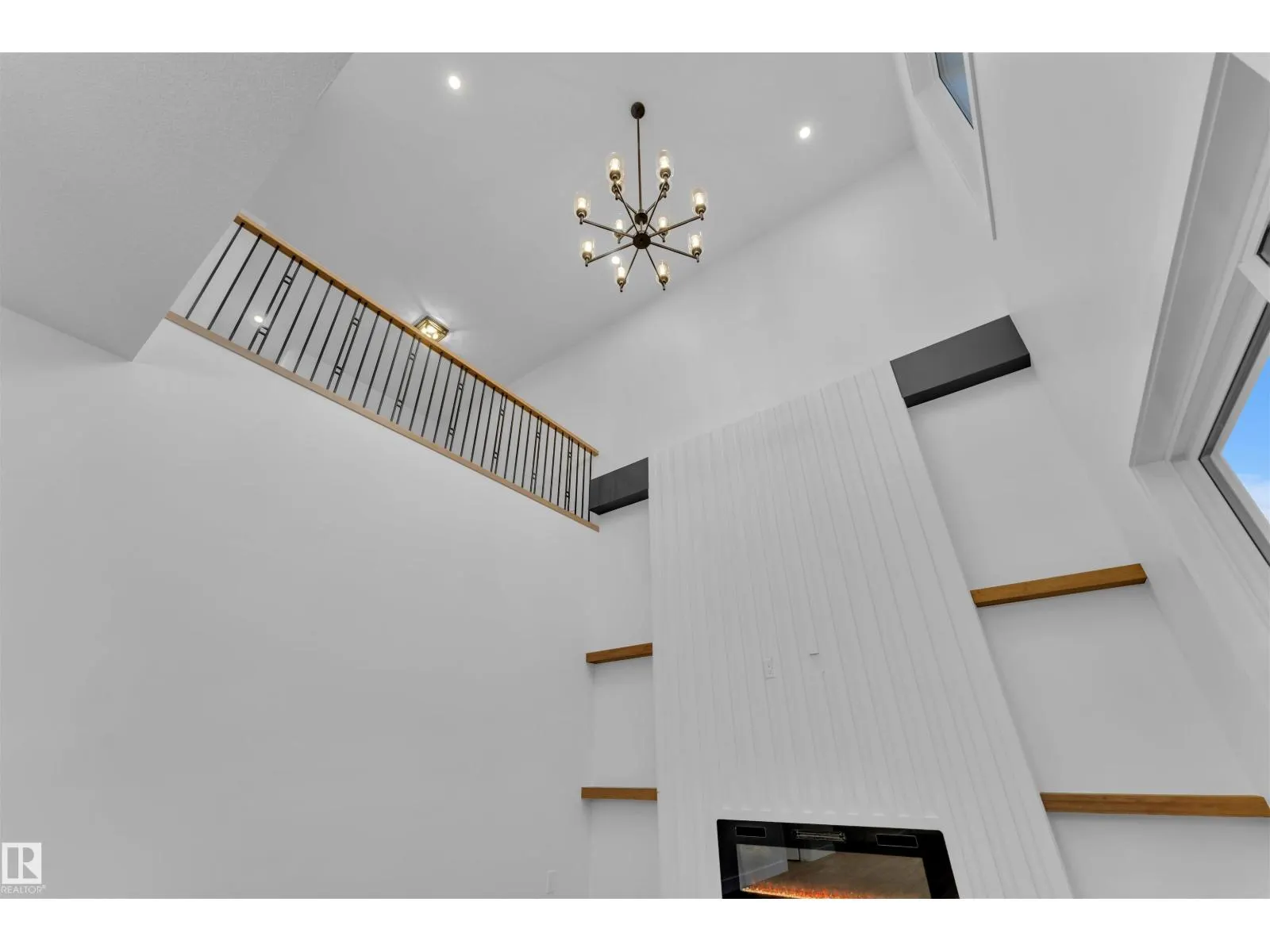 48 HAZELWOOD LN