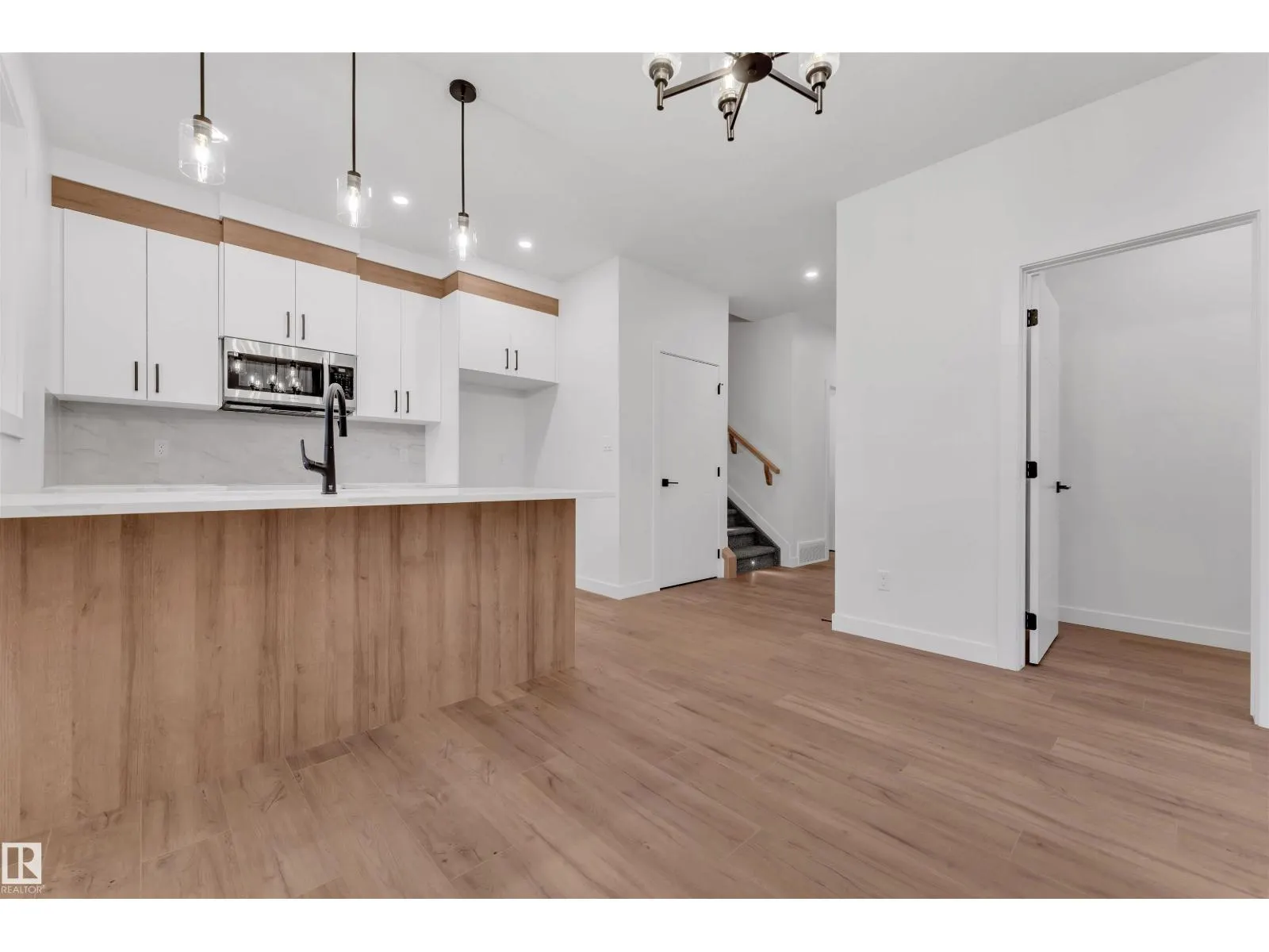 48 HAZELWOOD LN