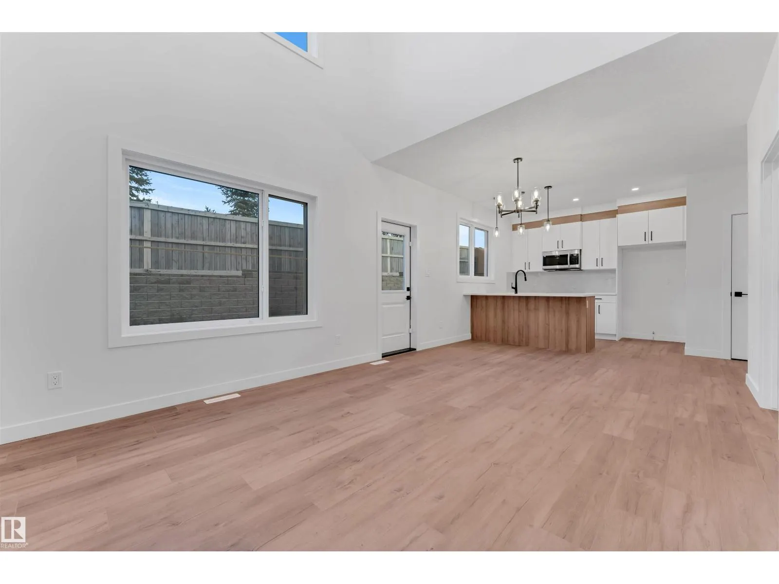 48 HAZELWOOD LN