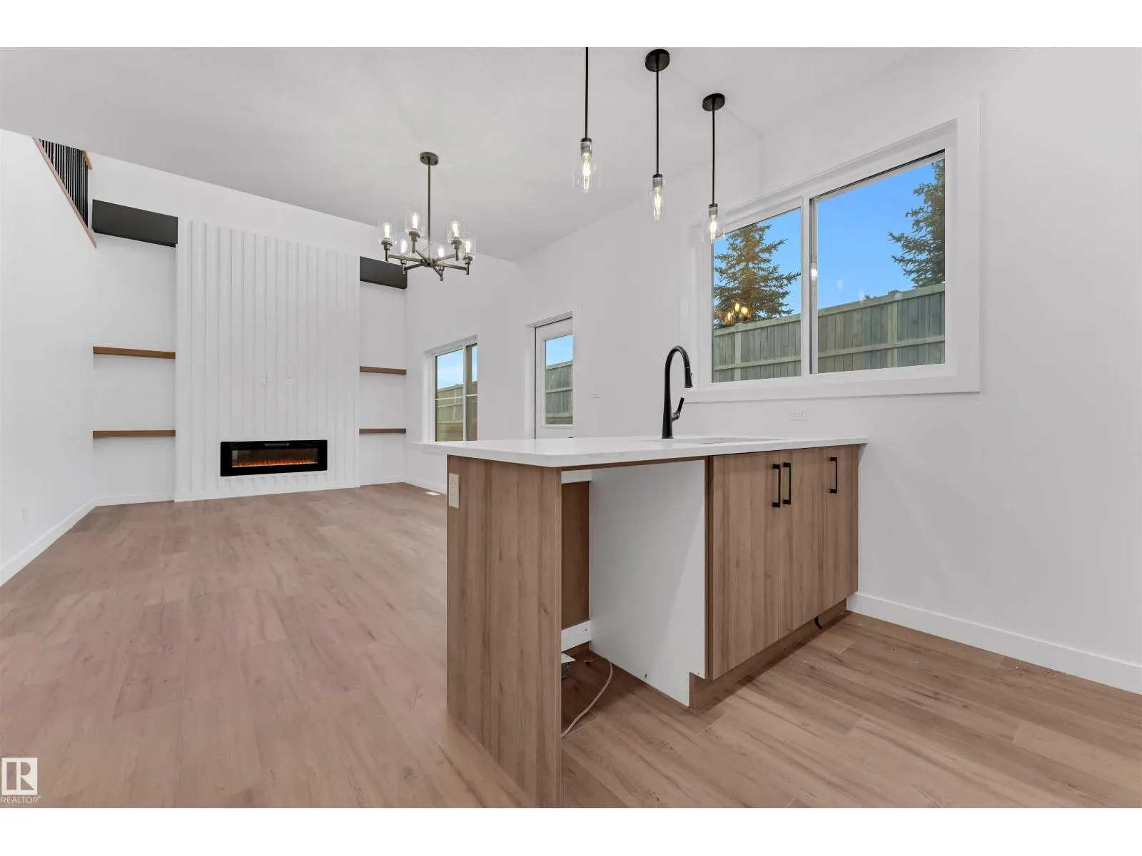 48 HAZELWOOD LN