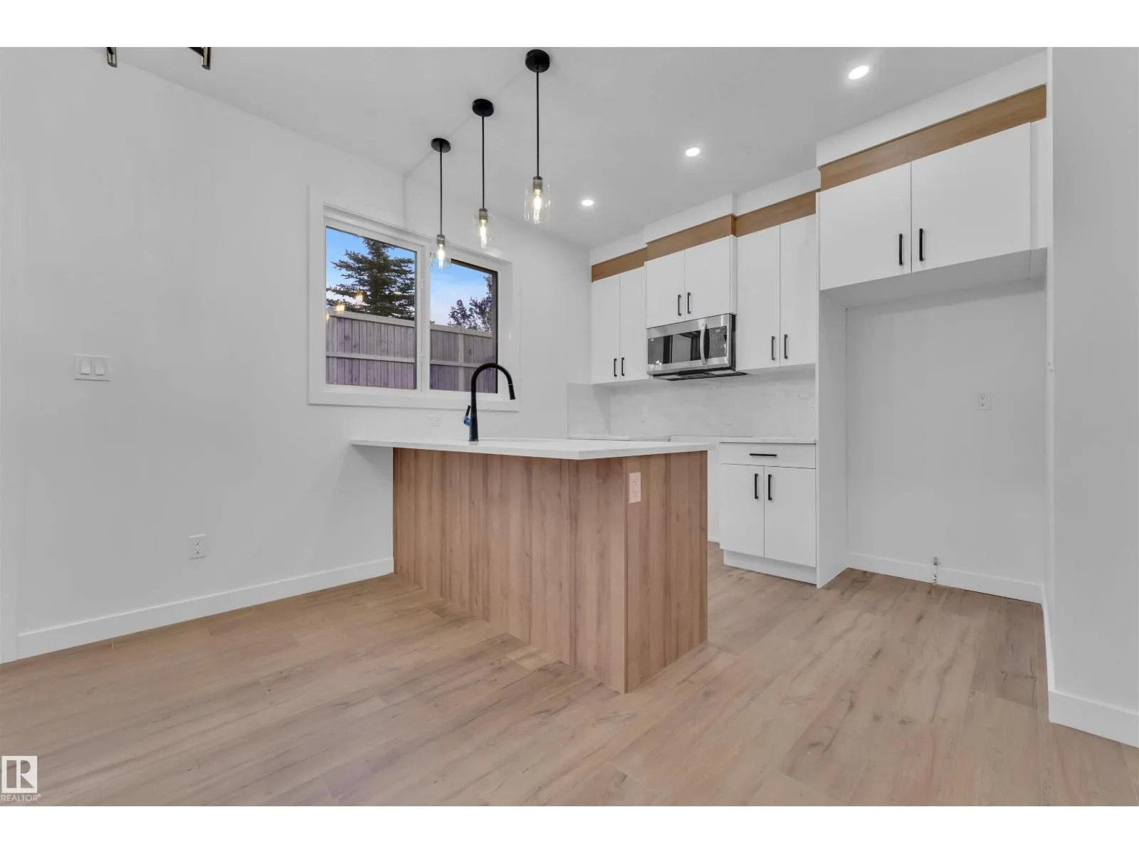 48 HAZELWOOD LN