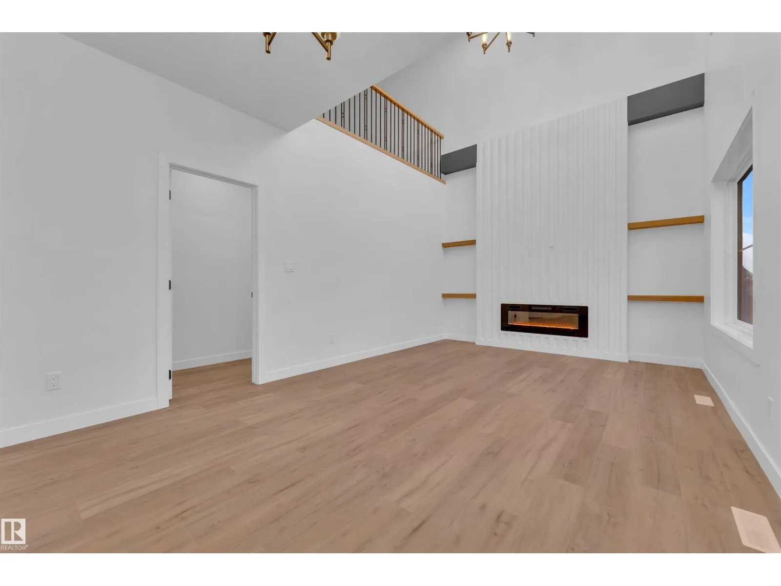 48 HAZELWOOD LN