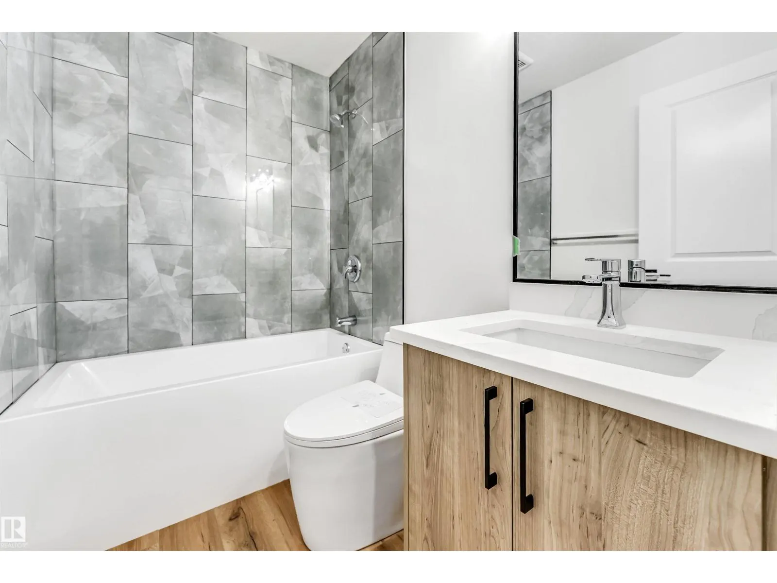 4616 32 AV NW