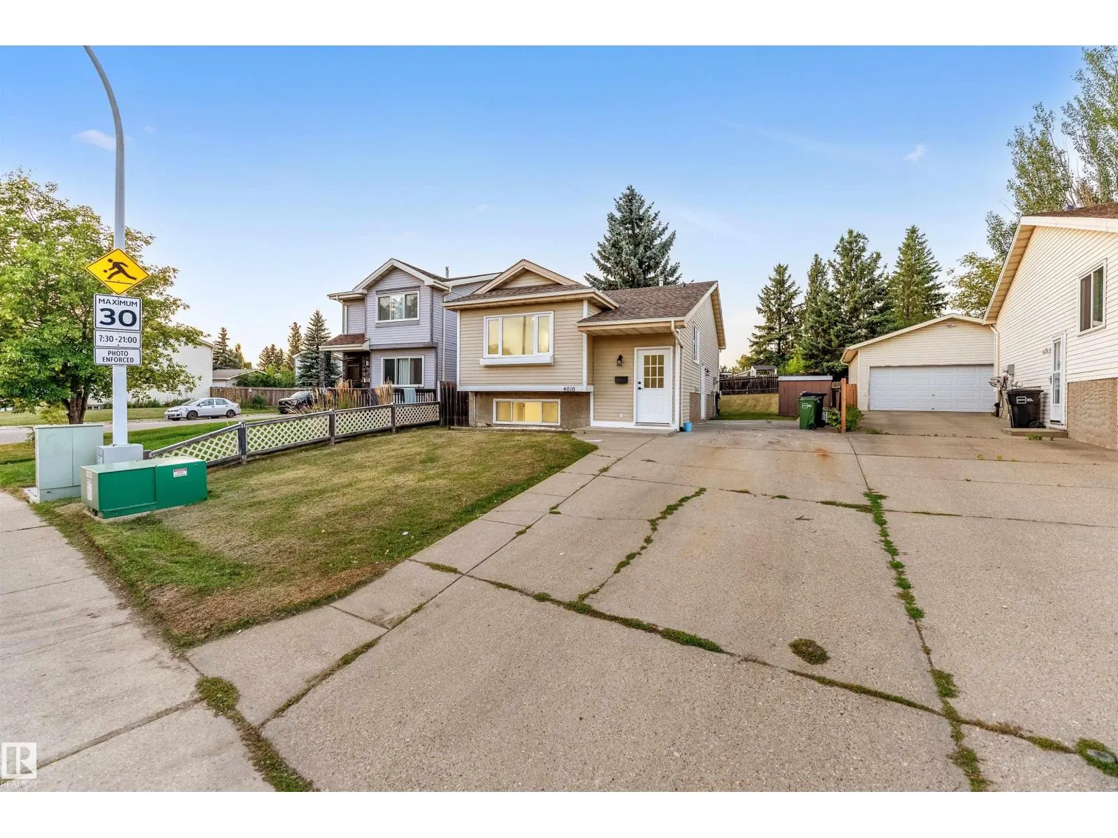 4616 32 AV NW