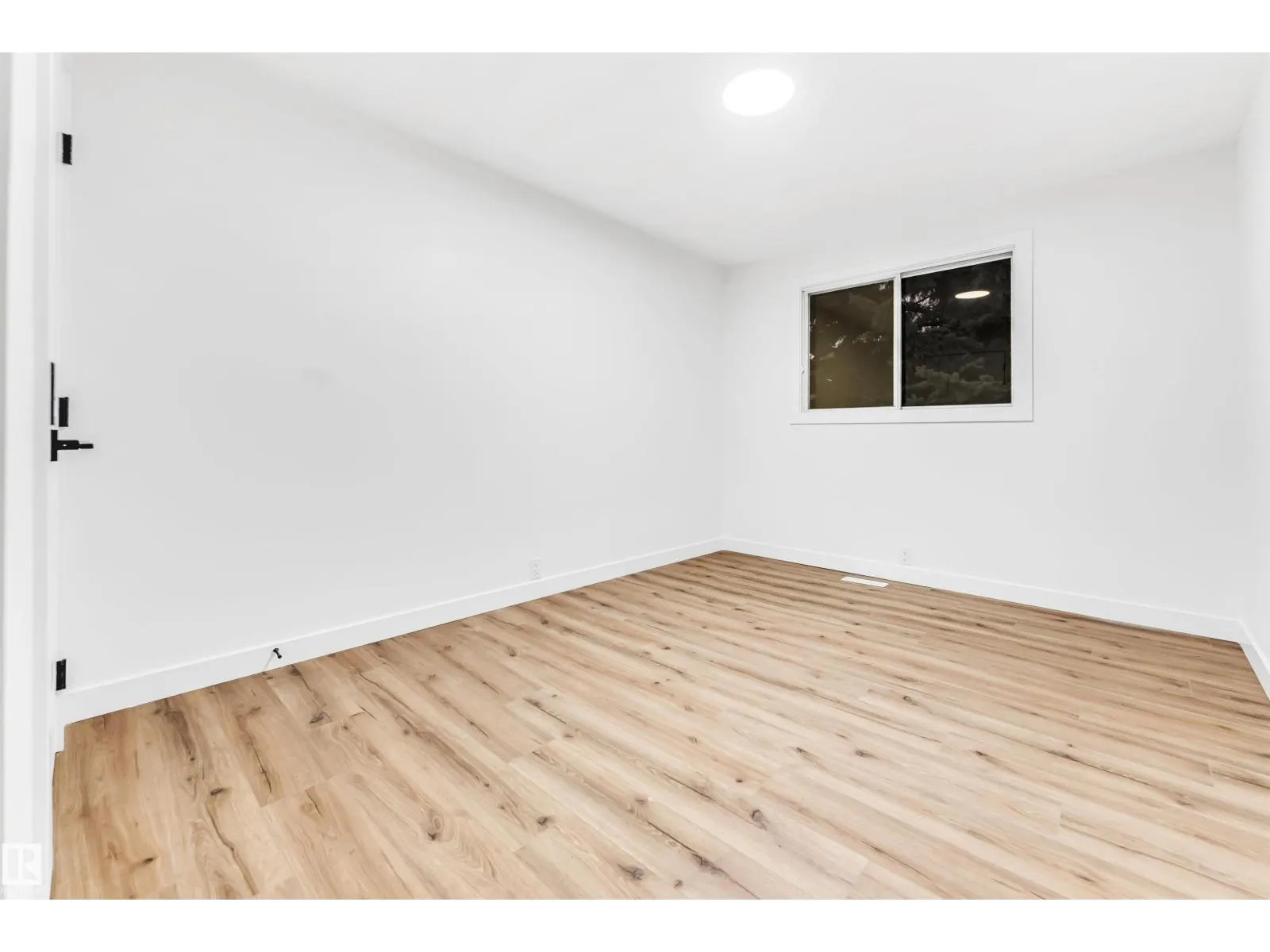 4616 32 AV NW