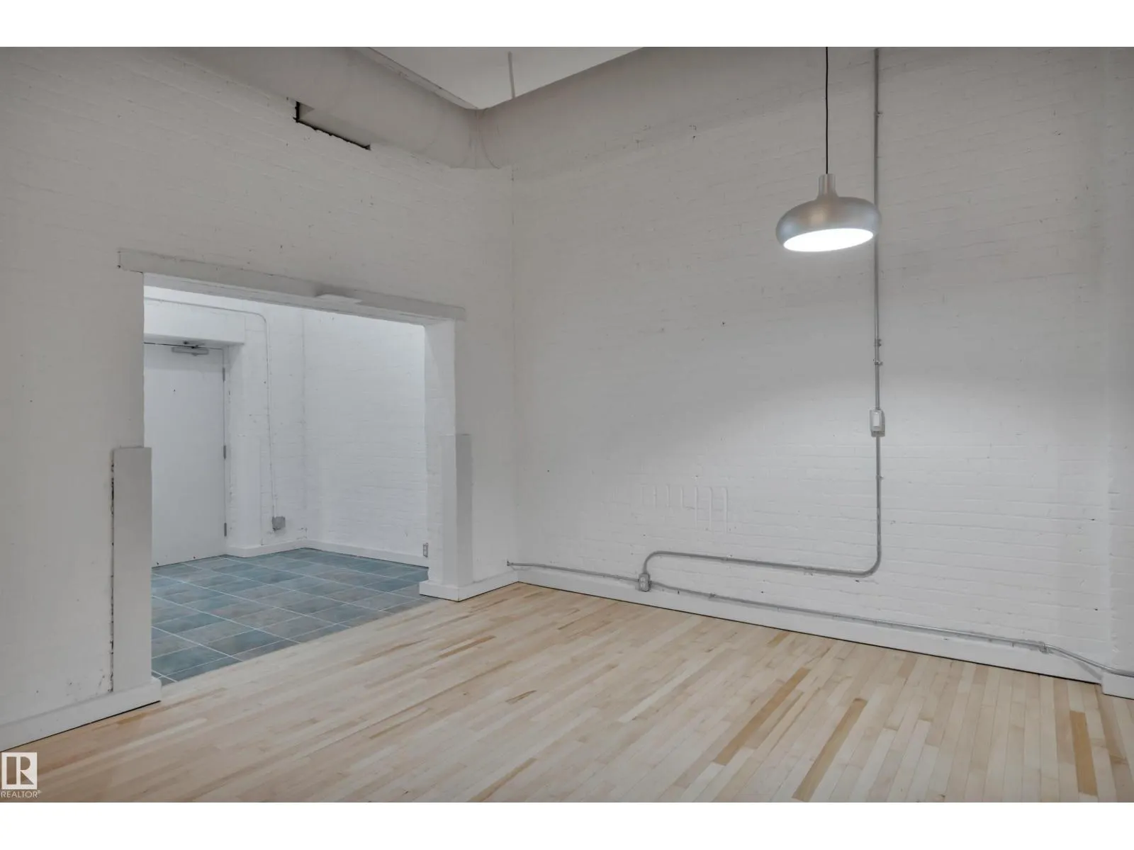 #102 10169 104 ST NW