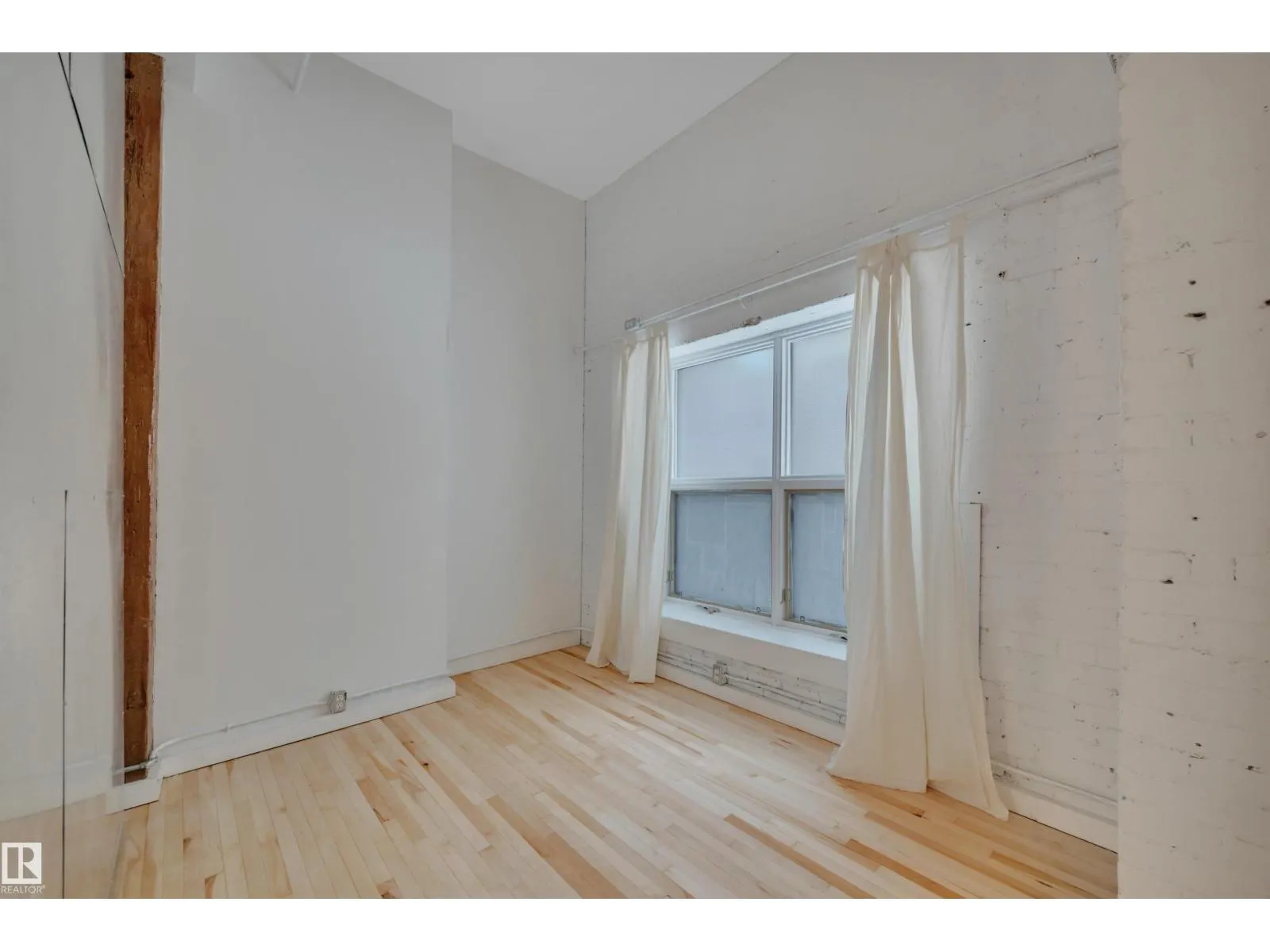 #102 10169 104 ST NW