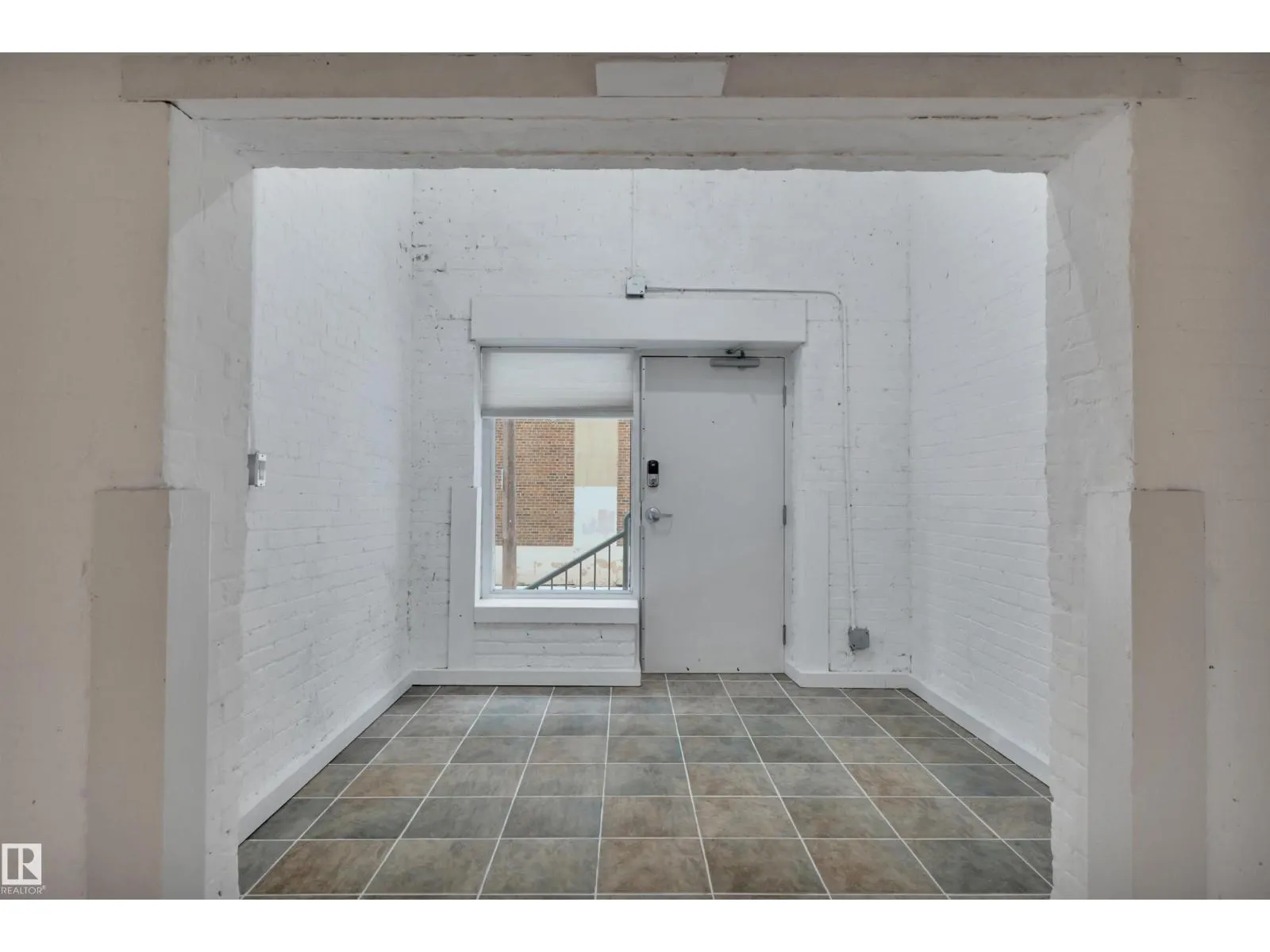 #102 10169 104 ST NW