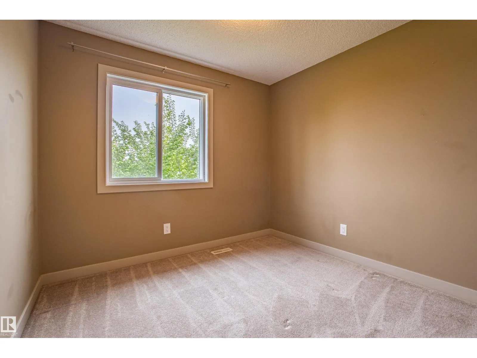 #32 2121 HADDOW DR NW