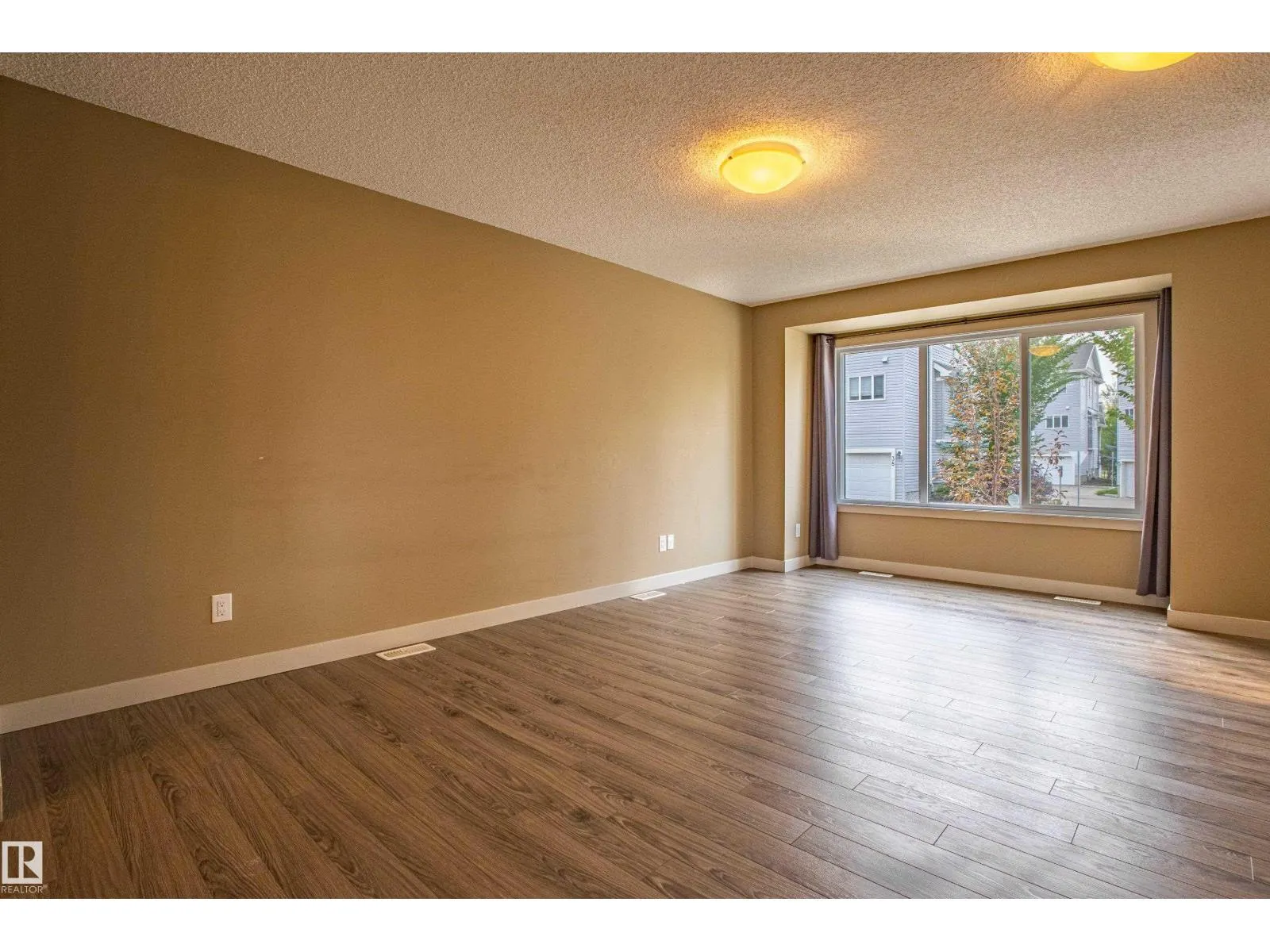 #32 2121 HADDOW DR NW