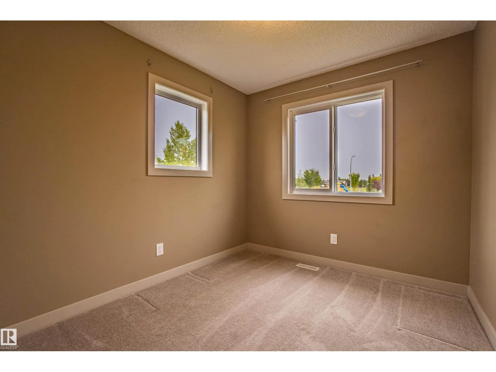#32 2121 HADDOW DR NW