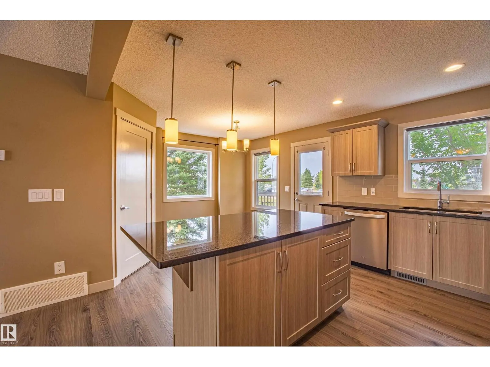 #32 2121 HADDOW DR NW