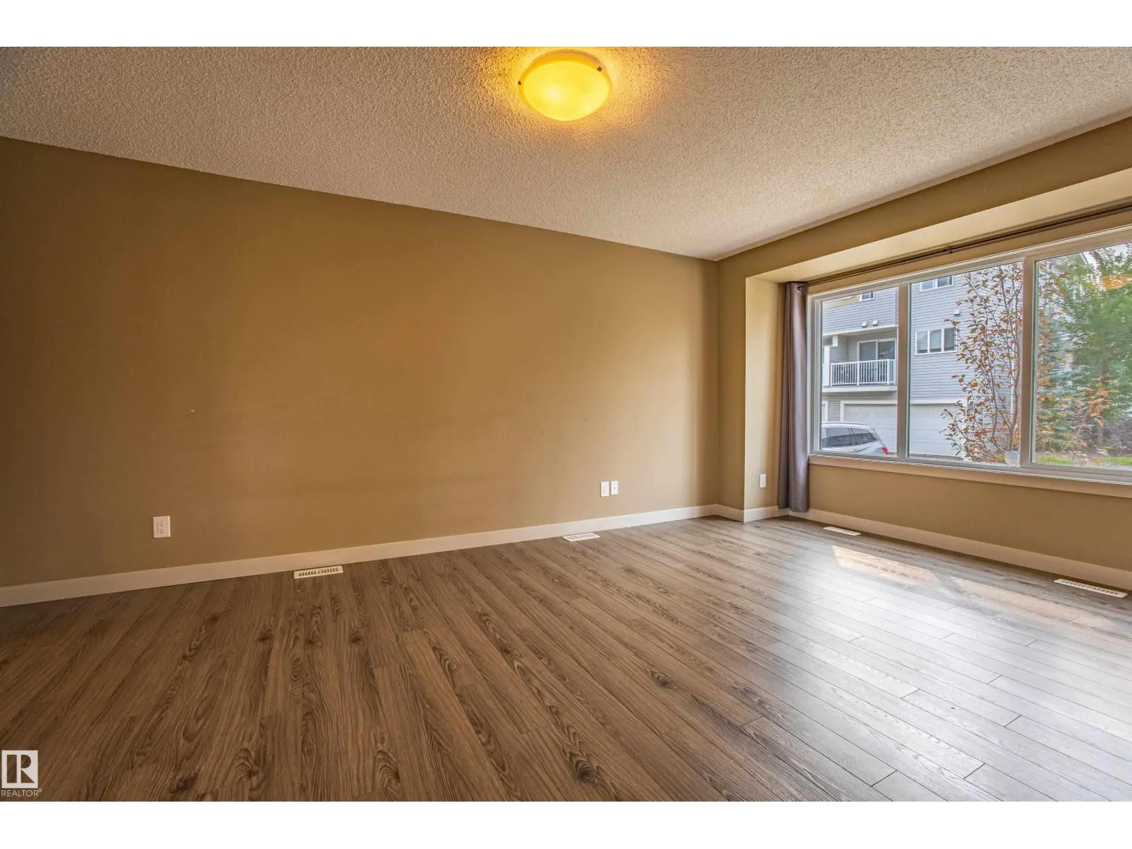 #32 2121 HADDOW DR NW