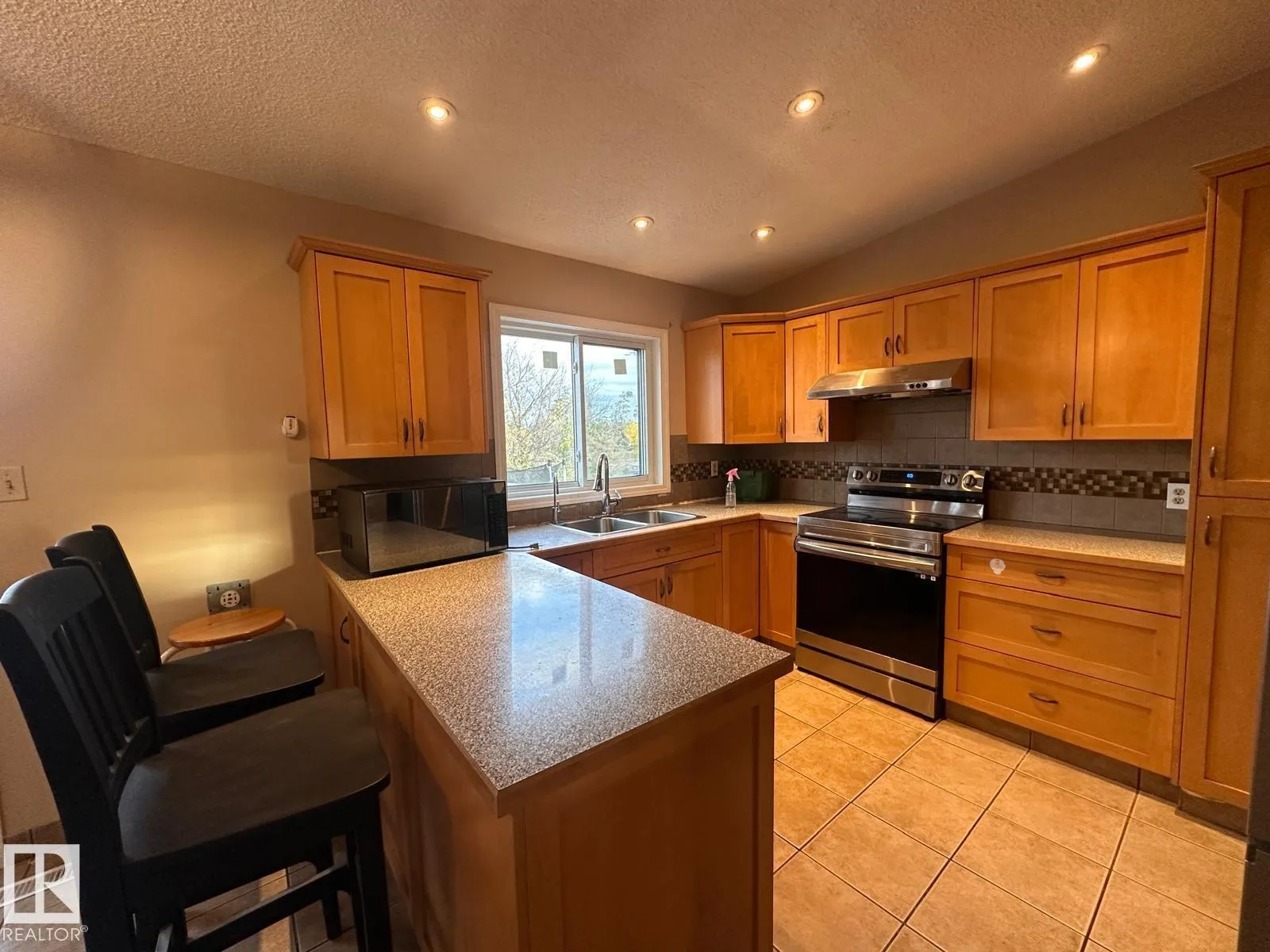 2807 35 ST NW