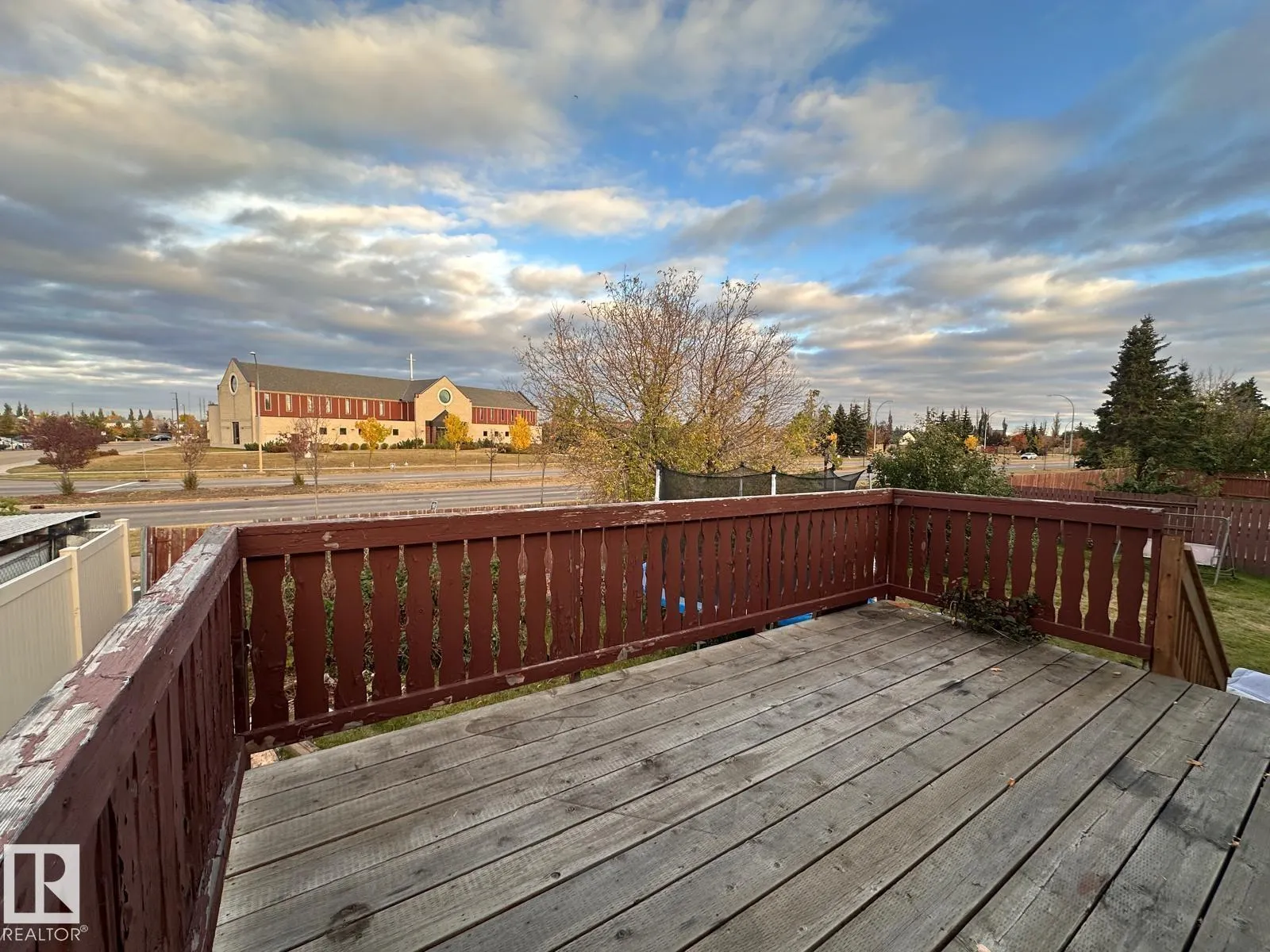 2807 35 ST NW